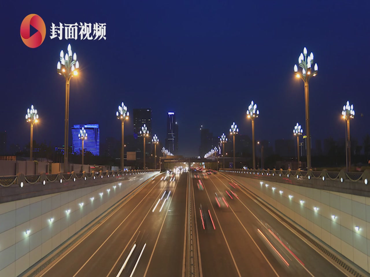 成都造路灯点亮长安街