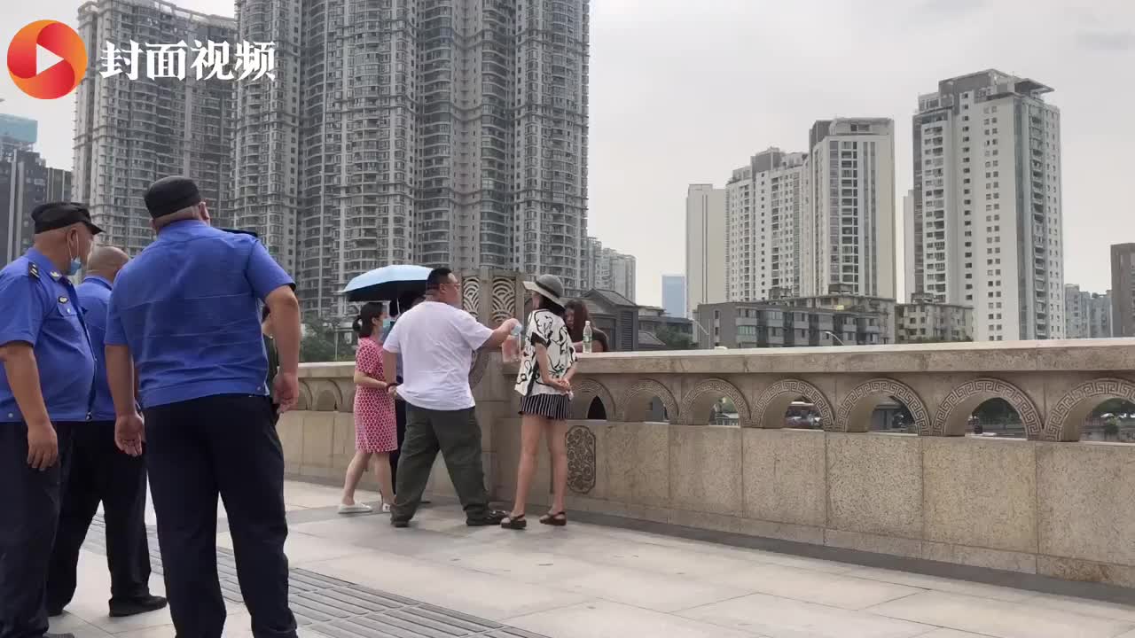 成都九眼桥女子要跳河救援者请其父亲来劝被拒我不去