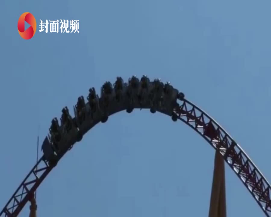 可怕!江苏无锡某游乐园过山车突发故障 游客被挂在半空