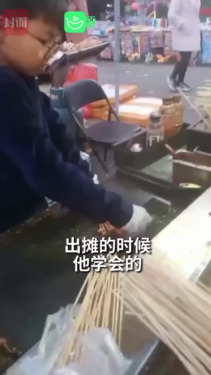 太懂事！妈妈一人出摊忙不过来 12岁男孩上手帮忙烤串手法娴熟