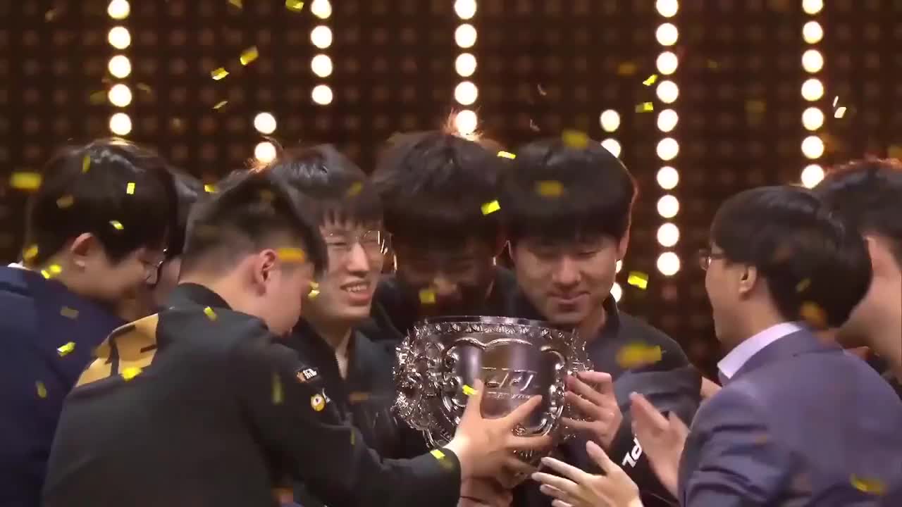 rng冰岛捧杯小虎成英雄联盟世界赛首个双位置夺冠选手