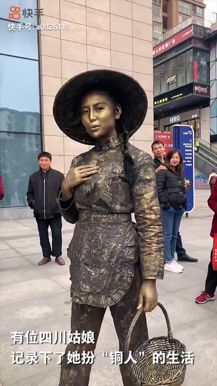 街头铜人艺术厚厚油彩下的坚持