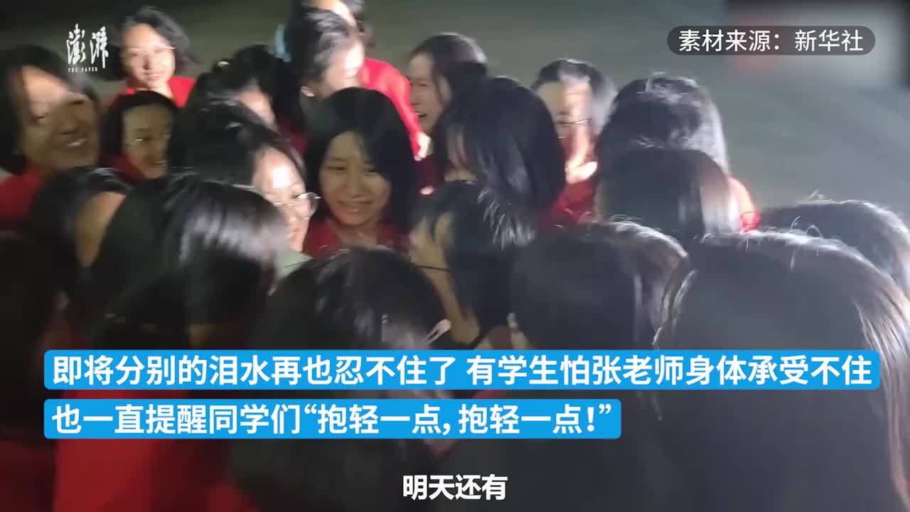 #华坪女高毕业生上大学前看望张桂梅# - 封面新闻