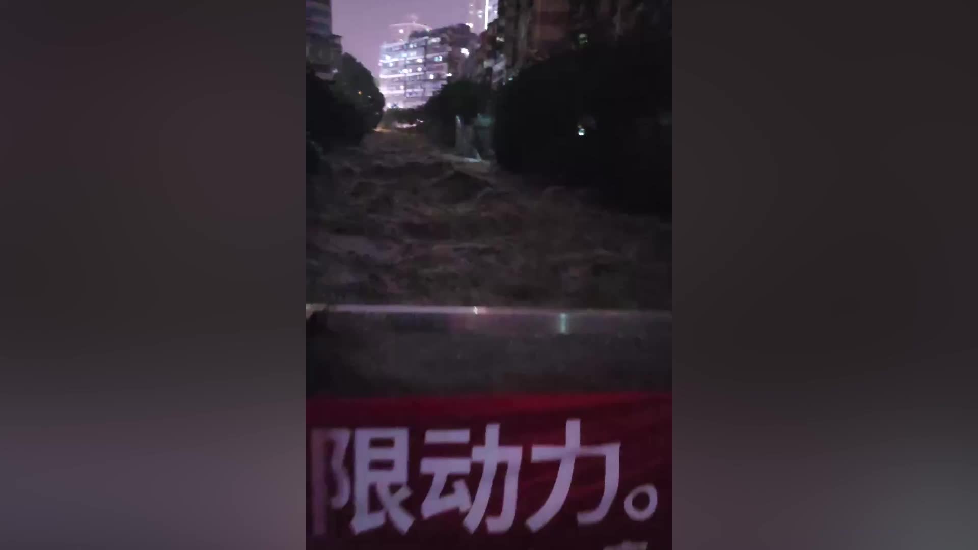 贵阳暴雨积水倒灌入地铁喷水池站，附近商户：像河一样 封面新闻