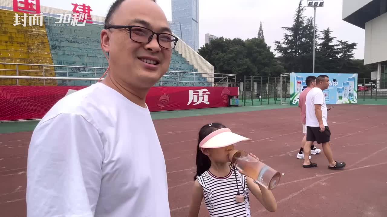 30秒 | 8岁女孩蹲守"清华大学"招生点 家长:学习好,一直想考清华