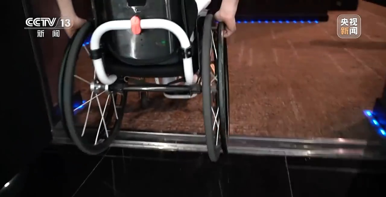 坐着轮椅去看电影！无障碍观影厅让残障人士也能C位观影了