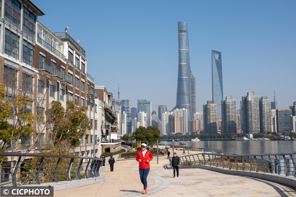 2022年2月21日,市民在上海市黄浦区南外滩滨江景观平台附近休闲健身