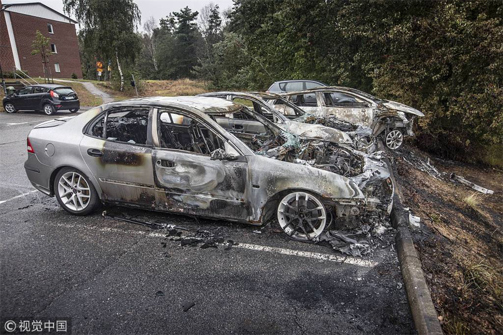 图集:瑞典蒙面黑衣人纵火烧车 近百辆汽车被一