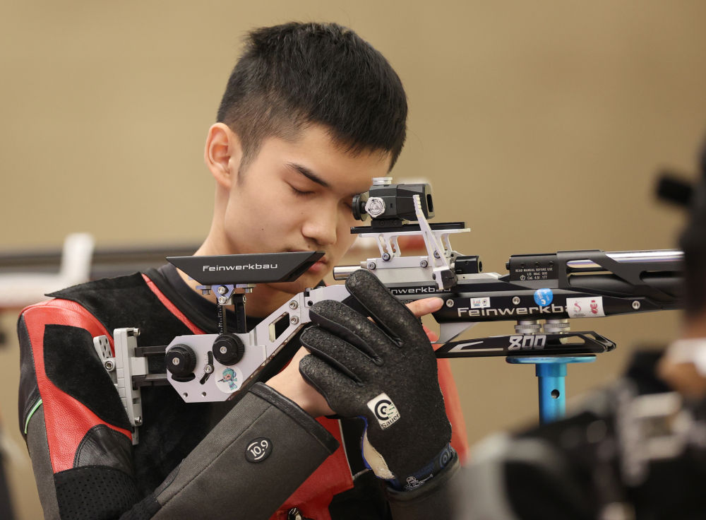 杭州亚运会丨盛李豪打破男子10米气步枪世界纪录夺冠 - 封面新闻