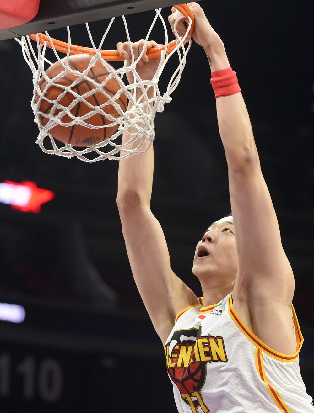 深圳队球员沈梓捷获颁cba年度最佳防守球员奖项