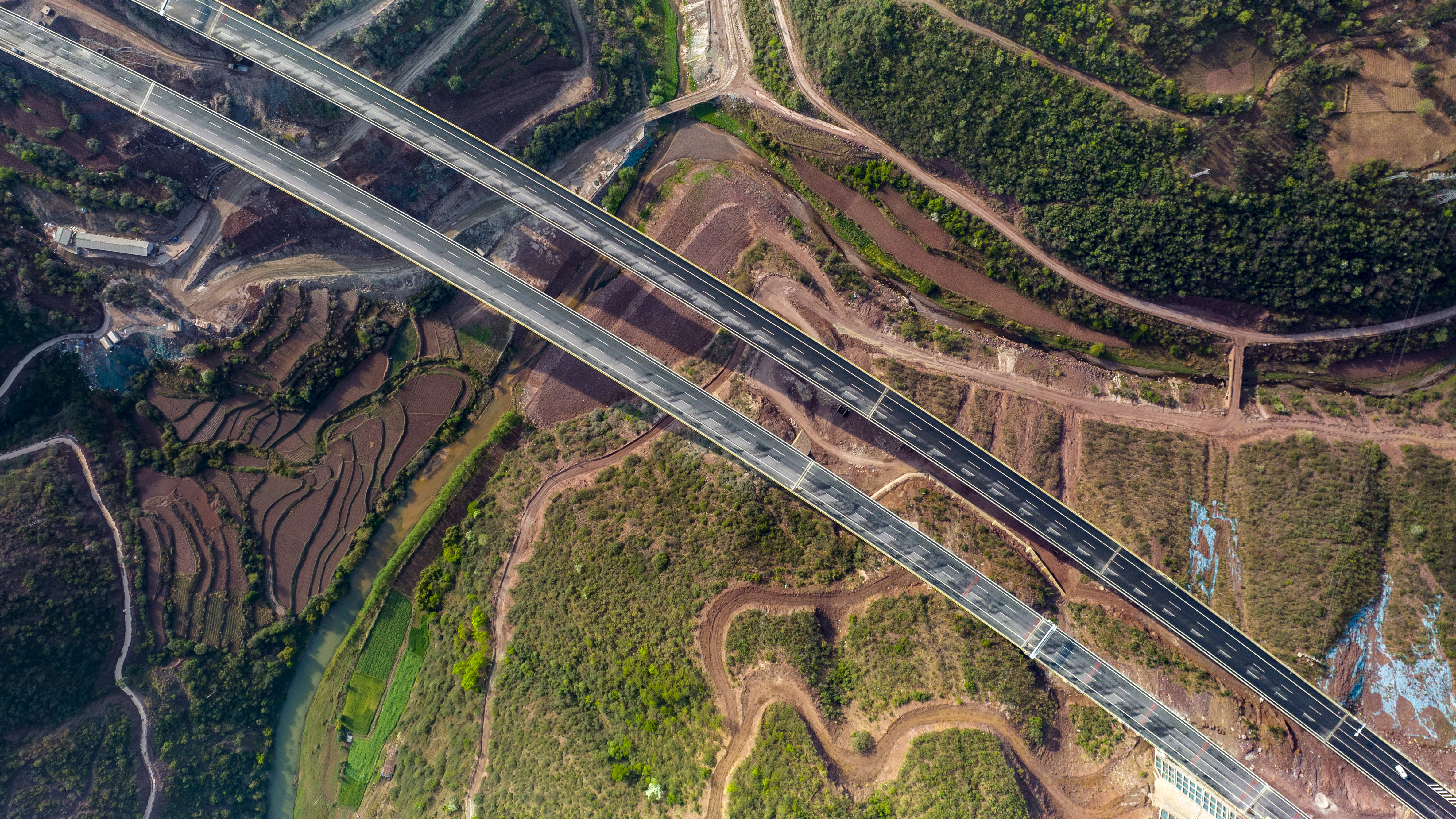 云南新楚大高速公路建成通车