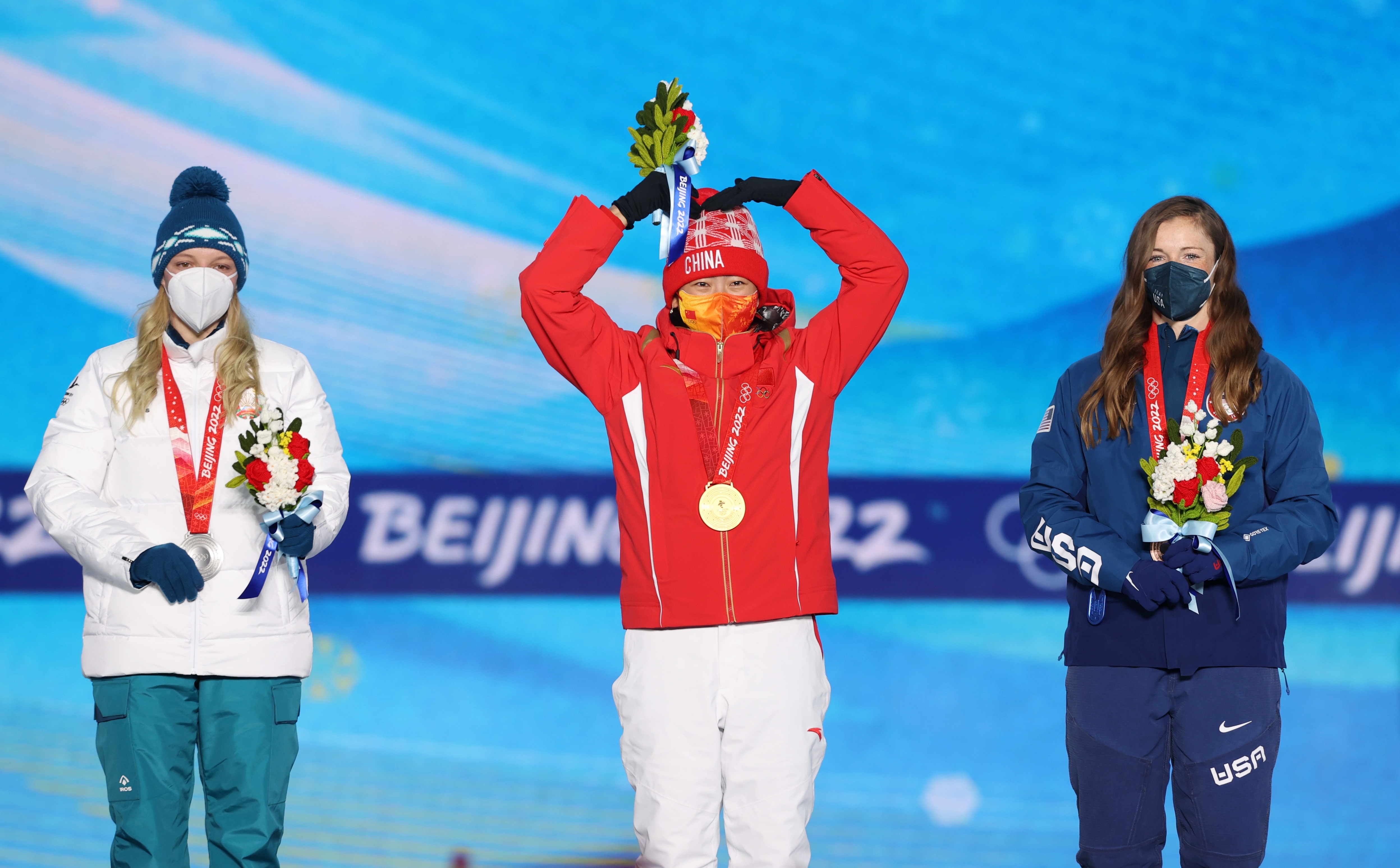 四战冬奥终于夺冠徐梦桃亲吻金牌热泪盈眶