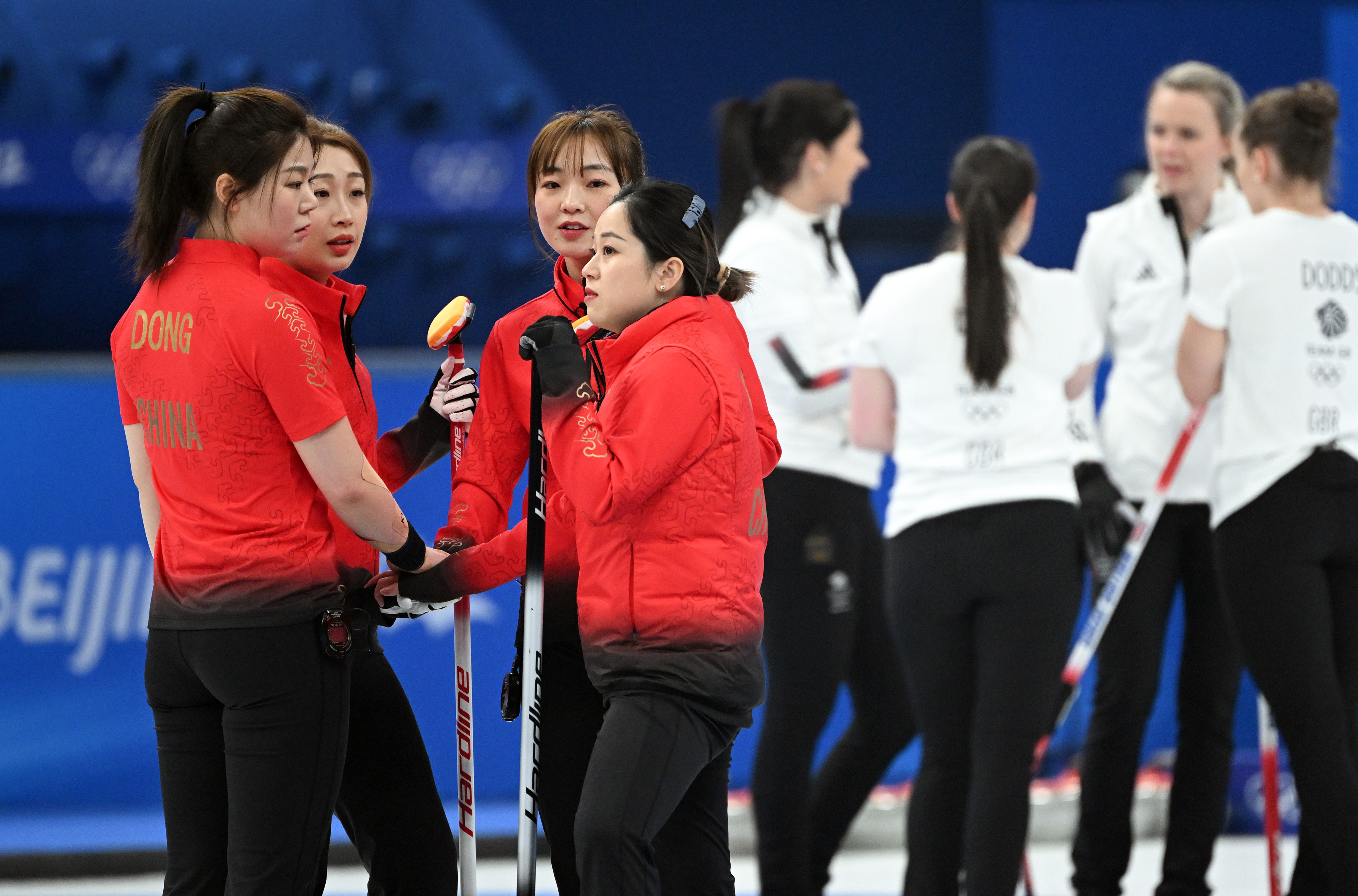 2月16日,在北京2022年冬奥会女子冰壶循环赛中,中国队以8:4战胜英国队