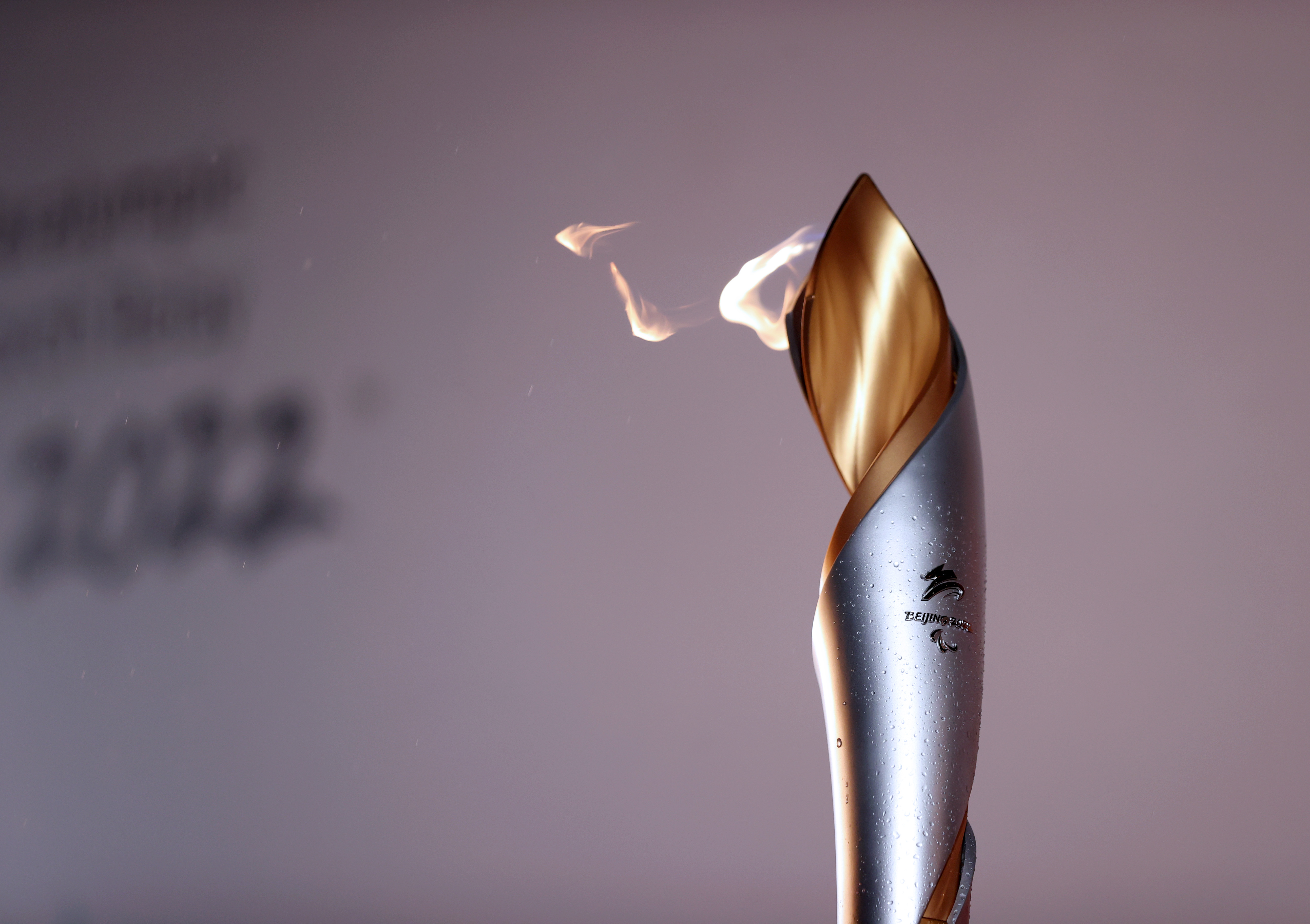 这是2月28日在火种采集仪式上拍摄的北京冬残奥会火炬.