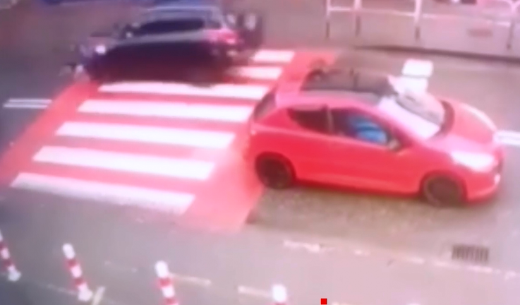 小女孩过斑马线被汽车撞飞 竟毫发无损