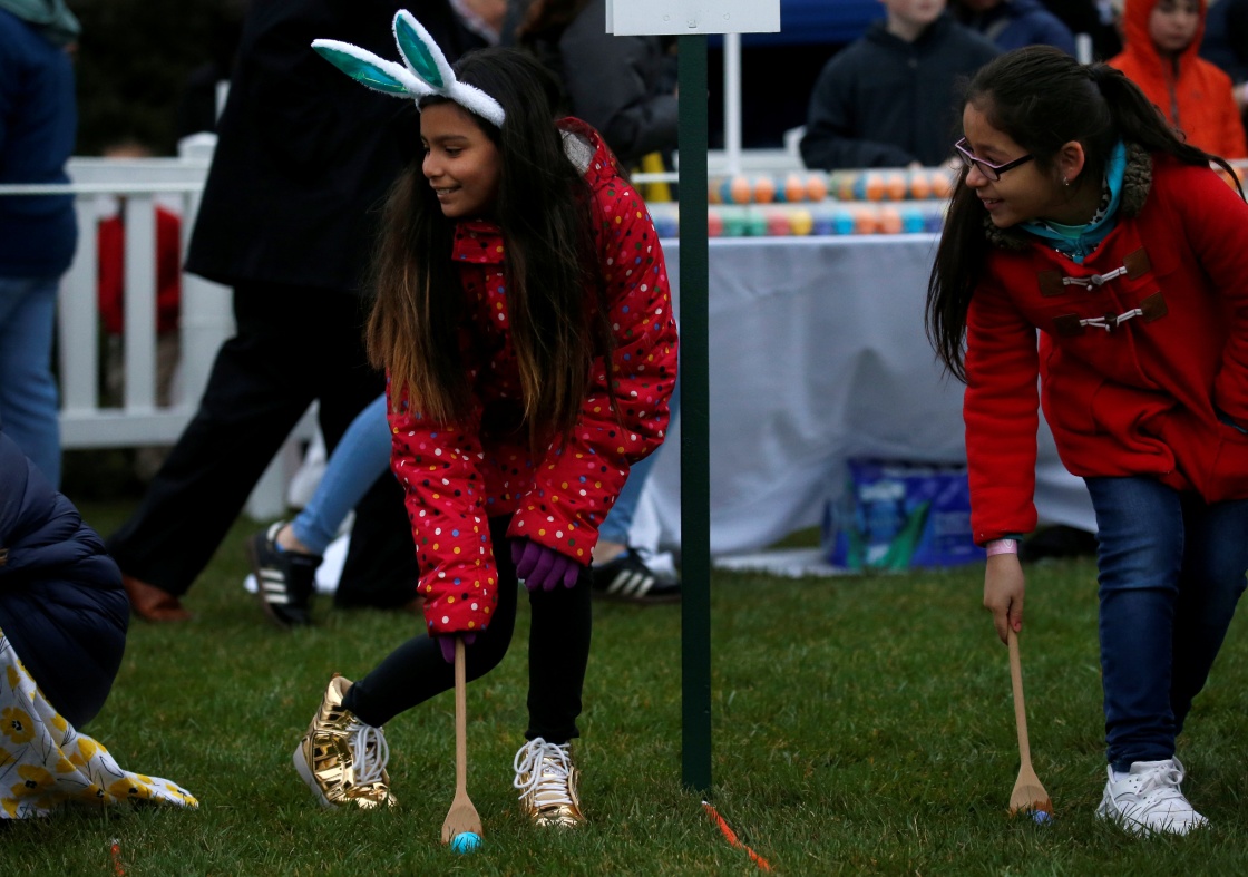 美国白宫:孩子们参加复活节滚彩蛋活动