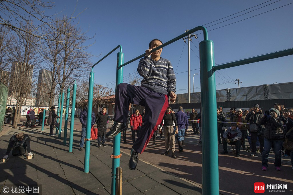 双击666 大爷以"杠"会友斗绝活