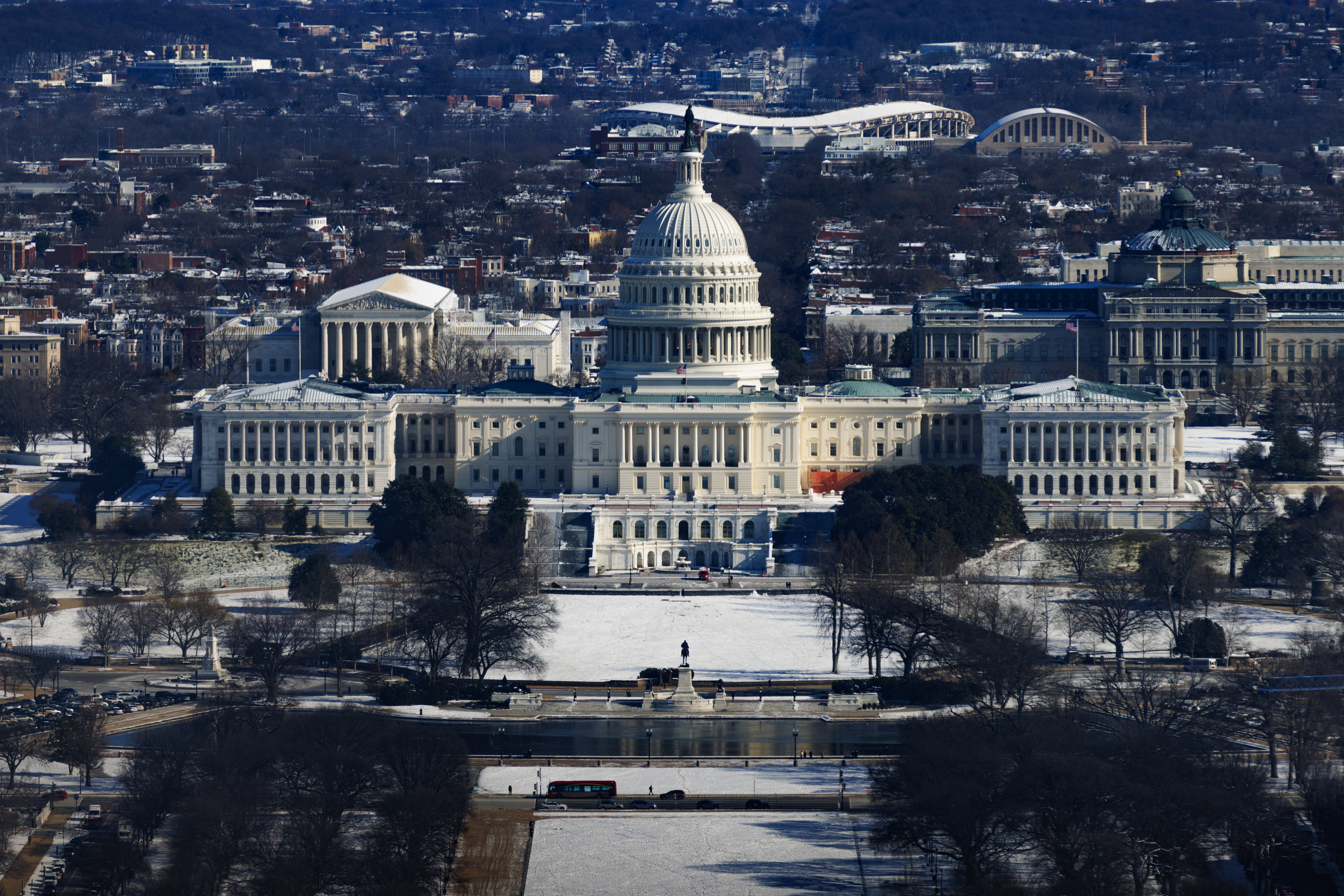 这是1月17日在美国首都华盛顿拍摄的雪后的国会大厦.