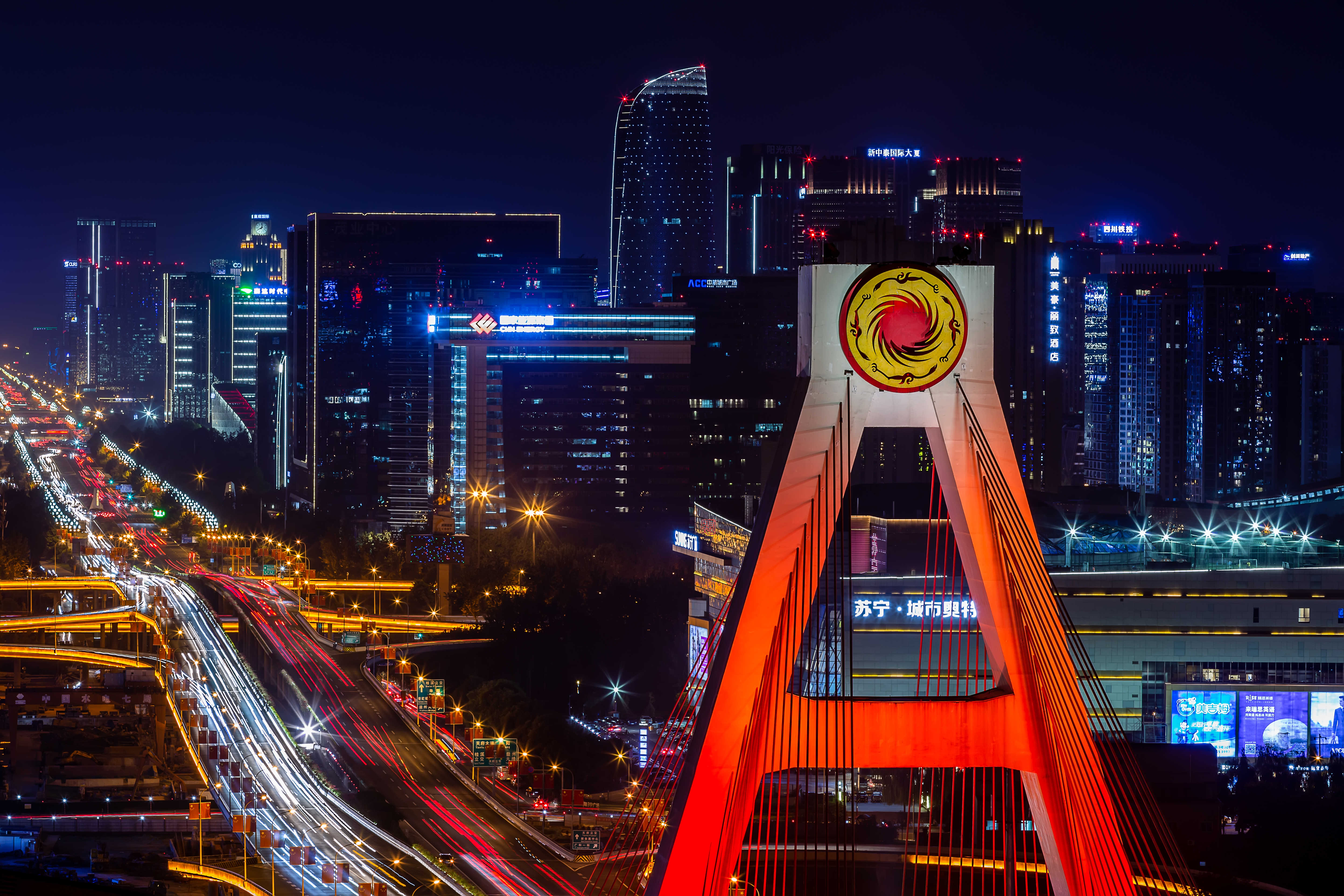 成都天府立交夜景在成都,大街上有市民用银杏叶拼成太阳神鸟景观,田野