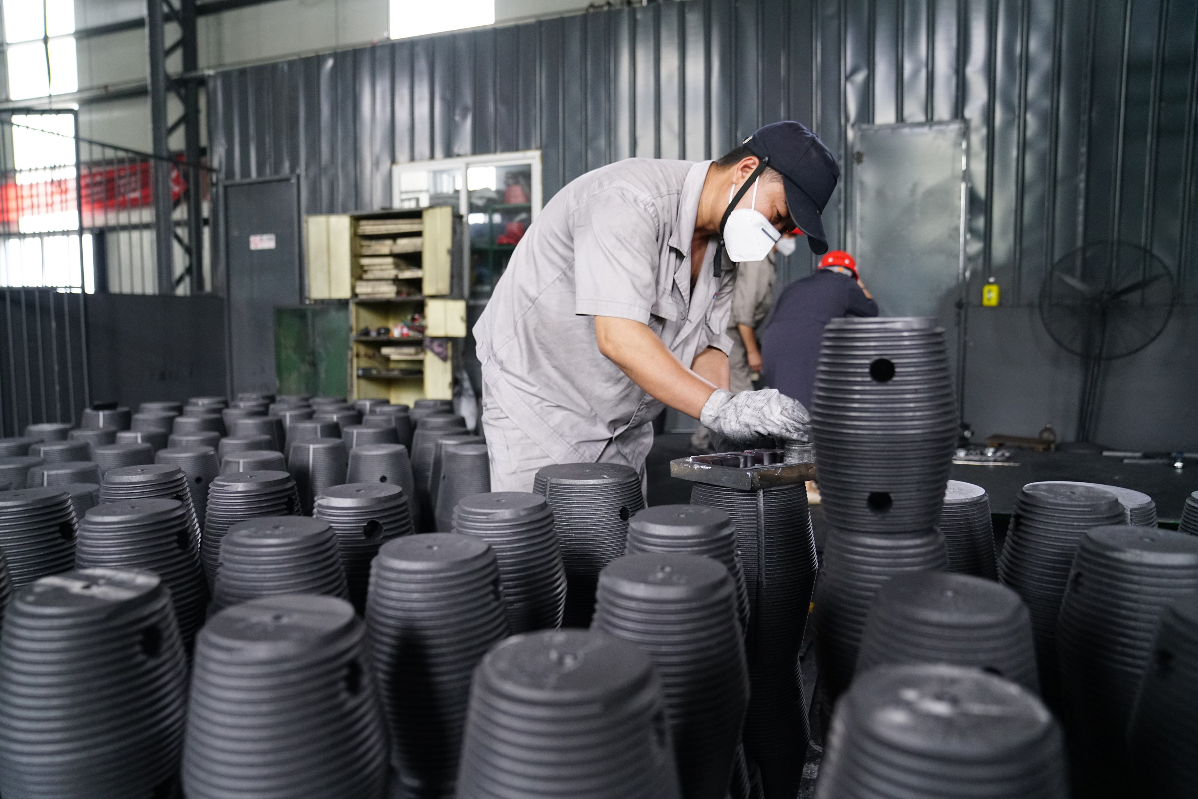 工人在检测石墨产品