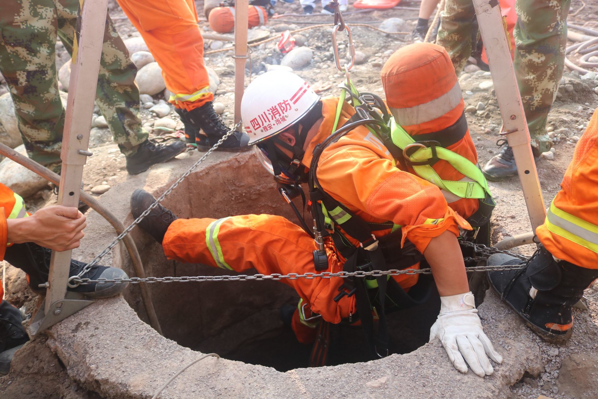 工人不慎摔落井下 消防员成功救援