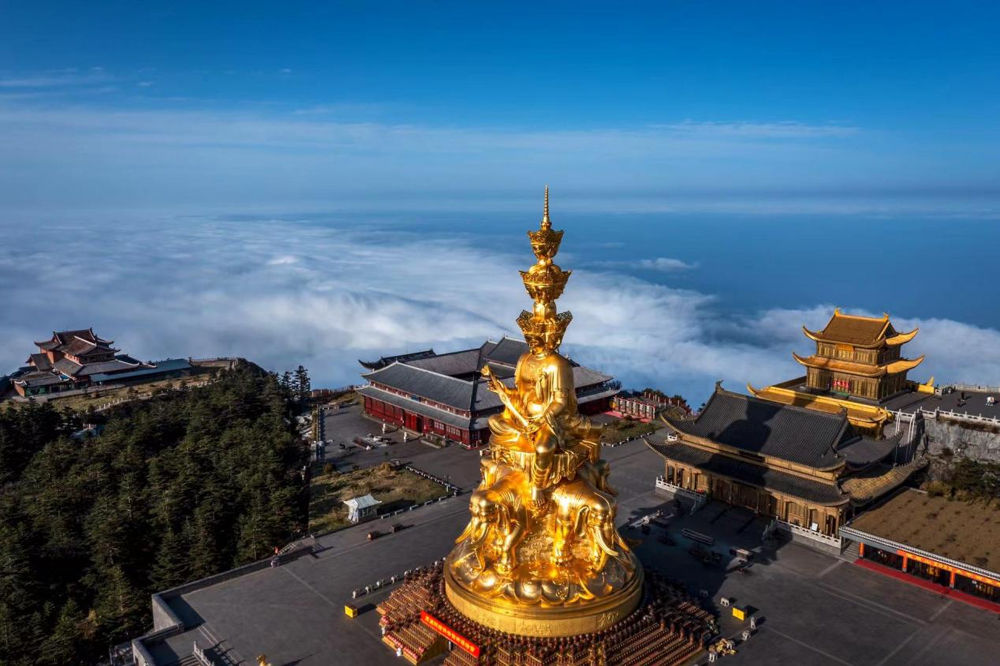 峨眉山金顶云海翻腾迎春来