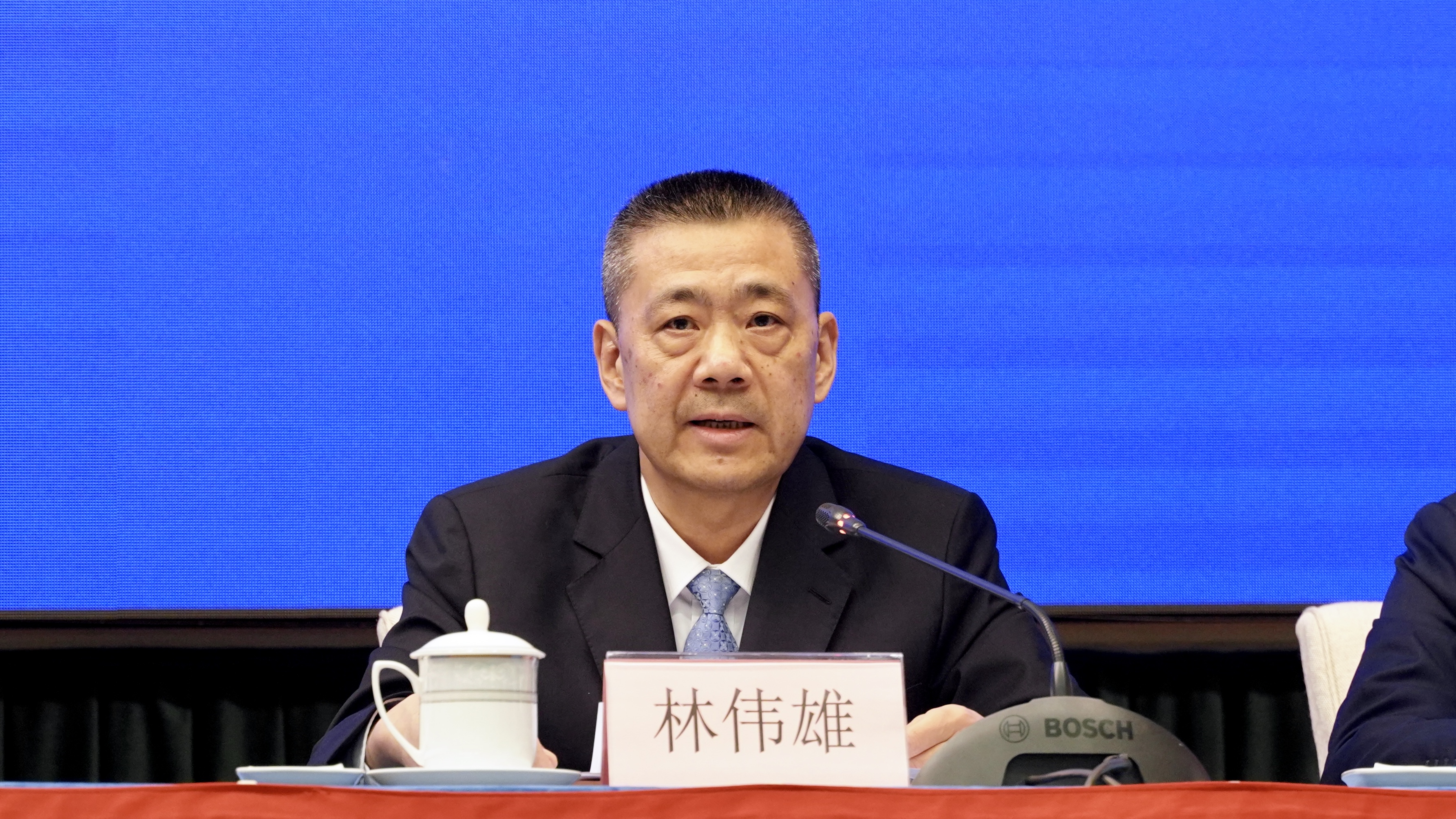 广东省公安厅副厅长林伟雄在发布会上发言(广东省政府新闻办供图)在"