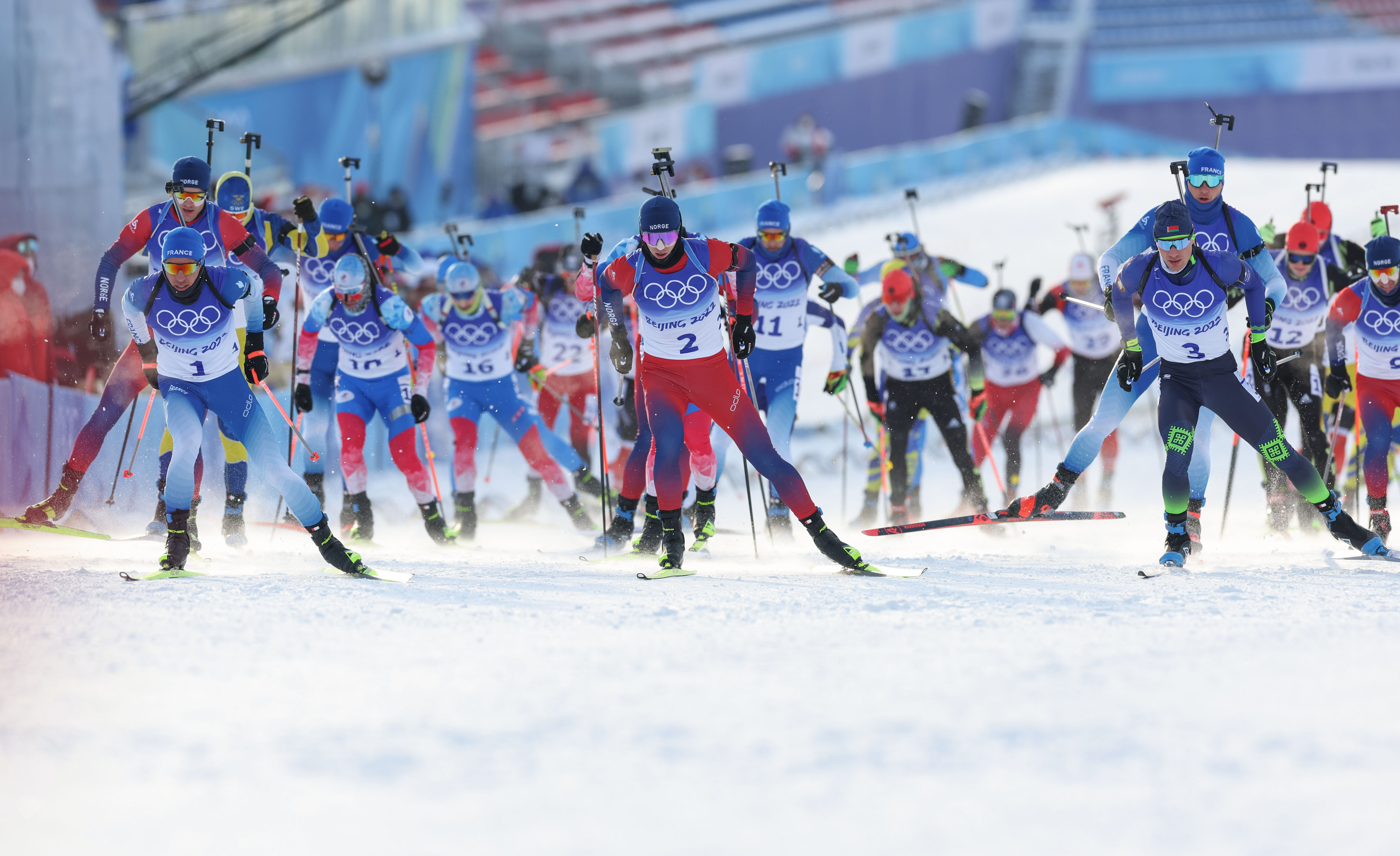 2月18日,北京2022年冬奥会冬季两项男子15公里集体出发比赛在国家冬季