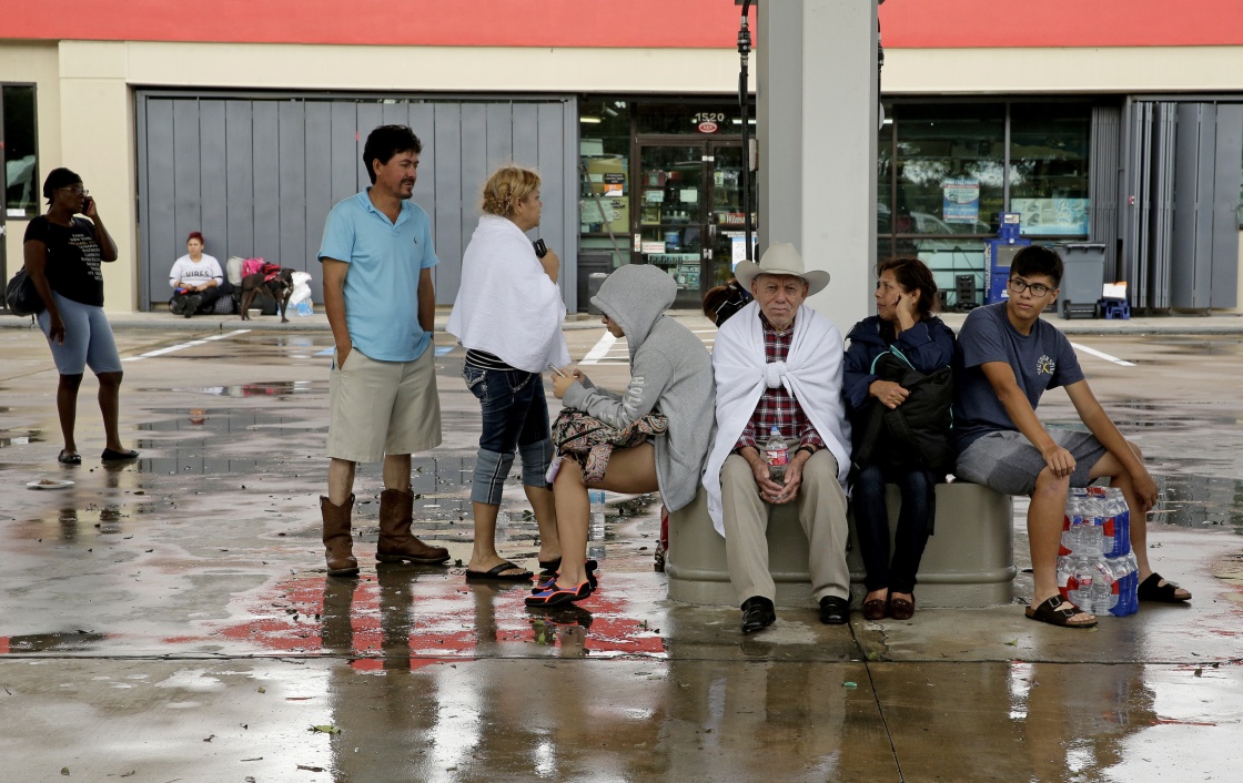 8月29日,在美国得克萨斯州休斯敦,当地居民等待撤离.