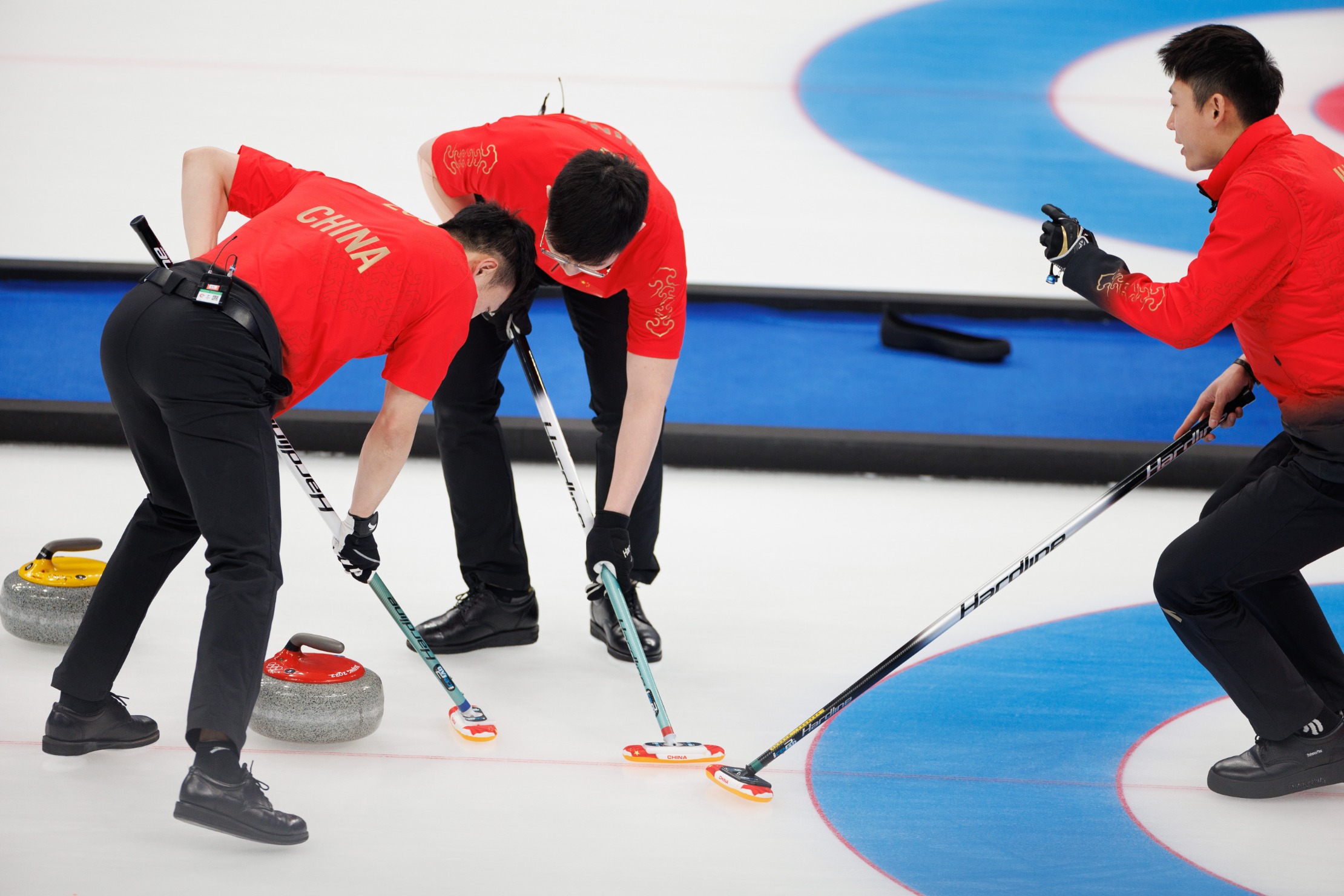 北京国家游泳中心"冰立方"举行的2022年北京冬奥会冰壶男子循环比赛中