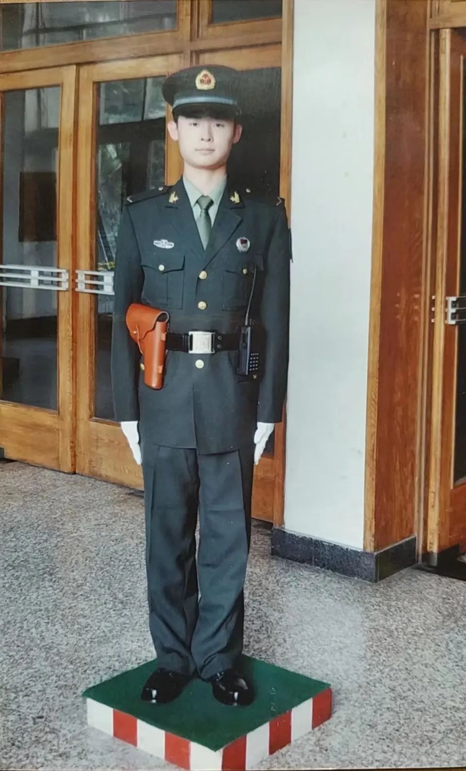 殷昊北京卫戍区警卫第一师两人都曾服役于也是殷昊的老班长车启佳是