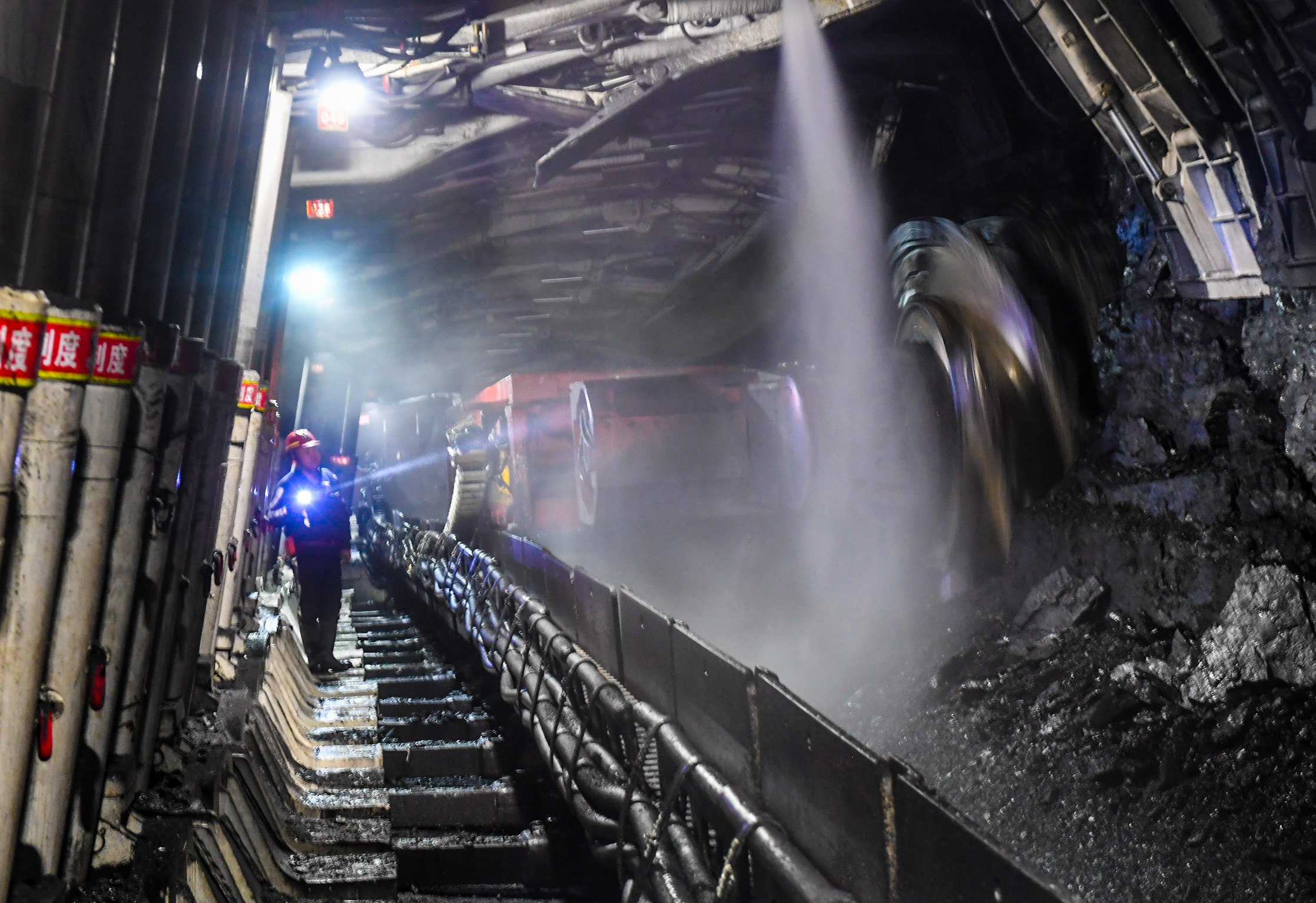 市准格尔旗境内的内蒙古伊泰煤炭股份有限公司酸刺沟煤矿矿井下,工人