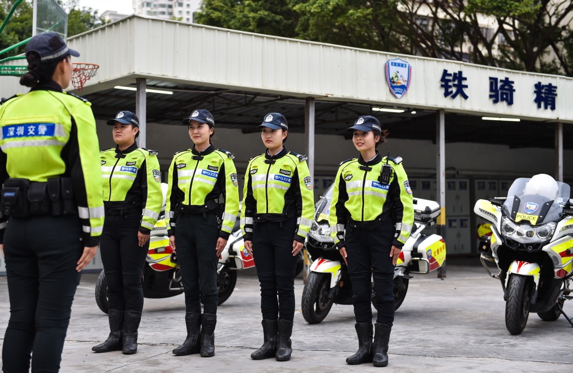 深圳女铁骑:在休息间隙对着摩托后视镜涂抹唇膏