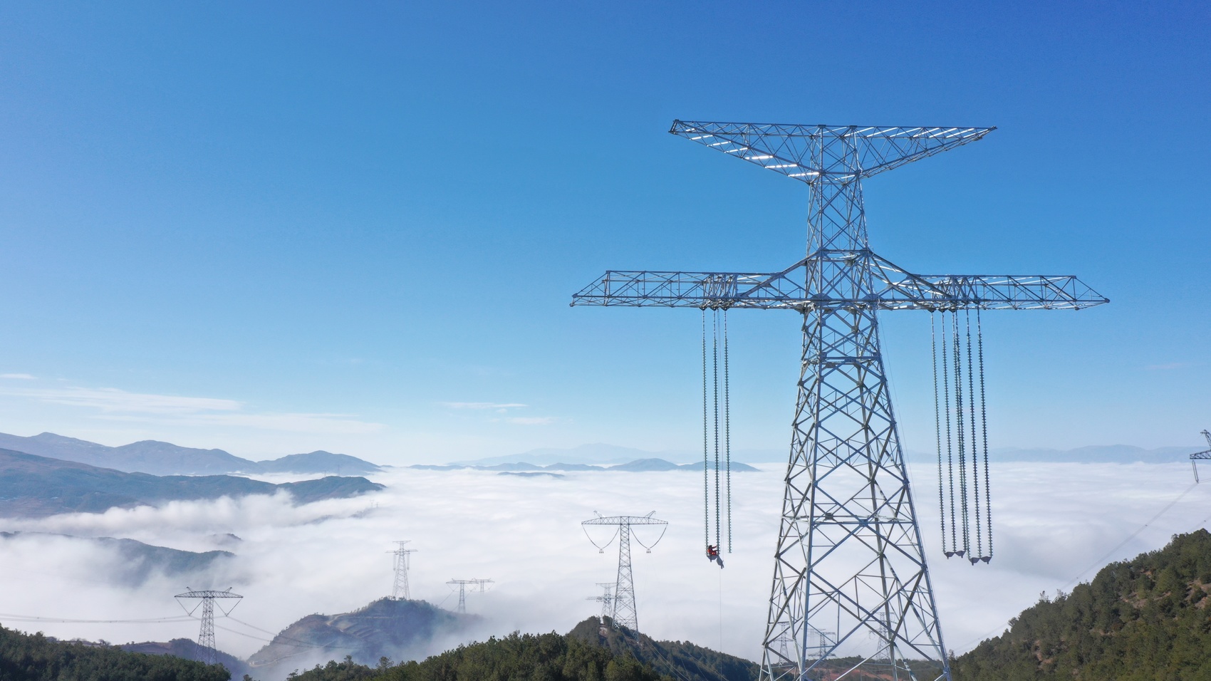 国内首次高海拔重冰区特高压跨越成功放线