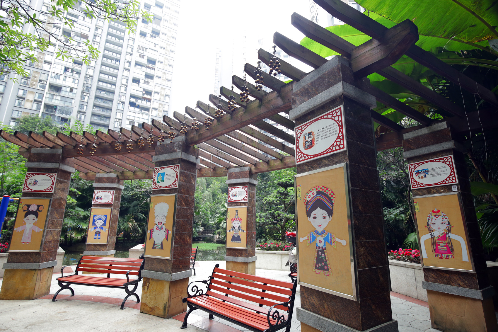 成都金牛区西岸观邸小区石榴籽紧紧相抱民族团结一家亲