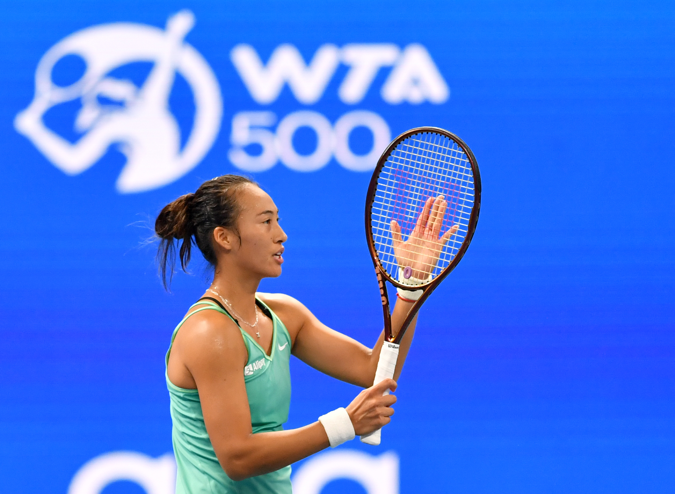 中国选手郑钦文淘汰前美网冠军 首次晋级WTA1000赛八强 - 封面新闻