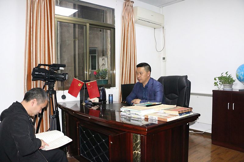 曾建明在摄像机前背诵《孟子》(受访者供图)