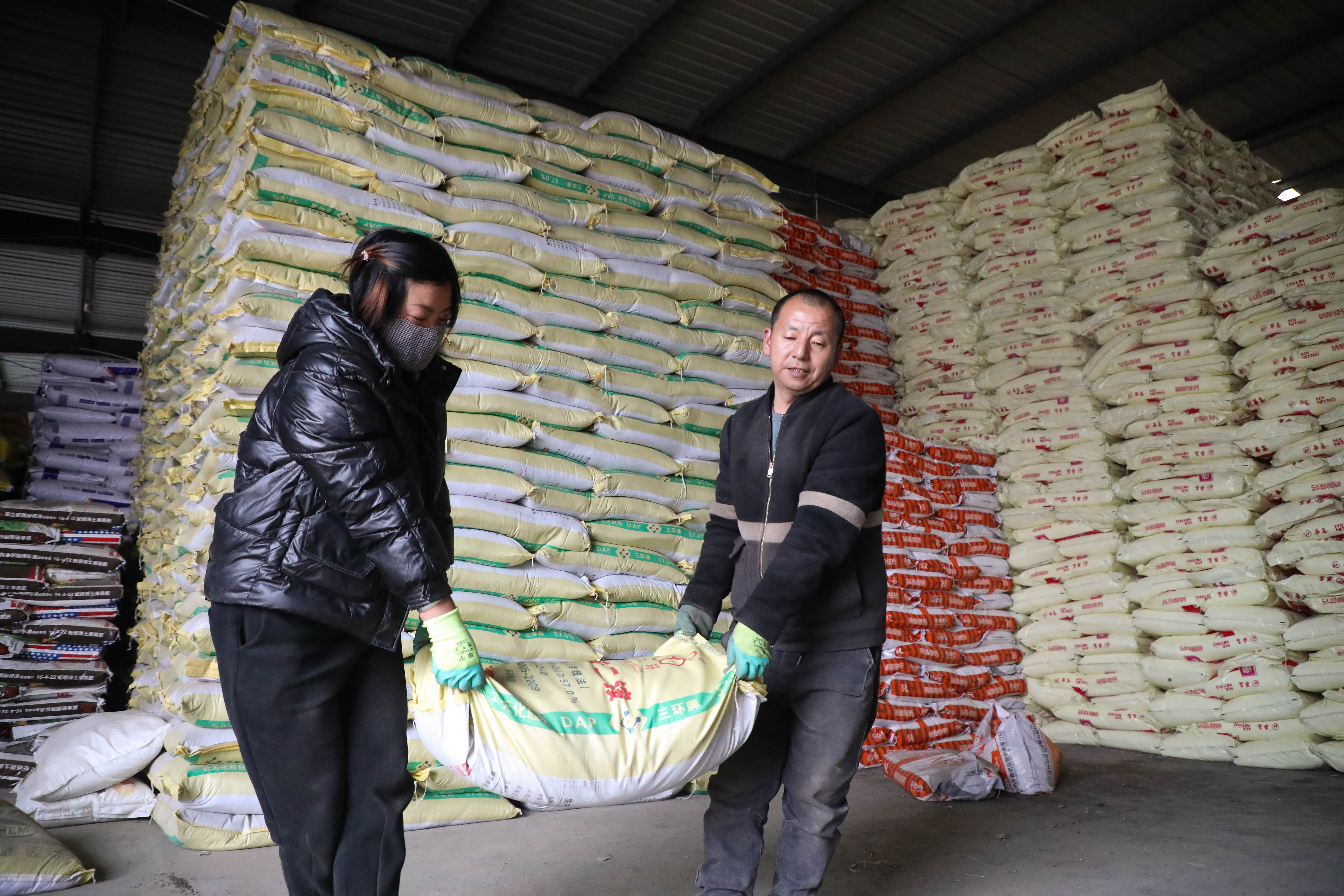 新华全媒动动手指农资到家数字农具助力农资供应保春耕