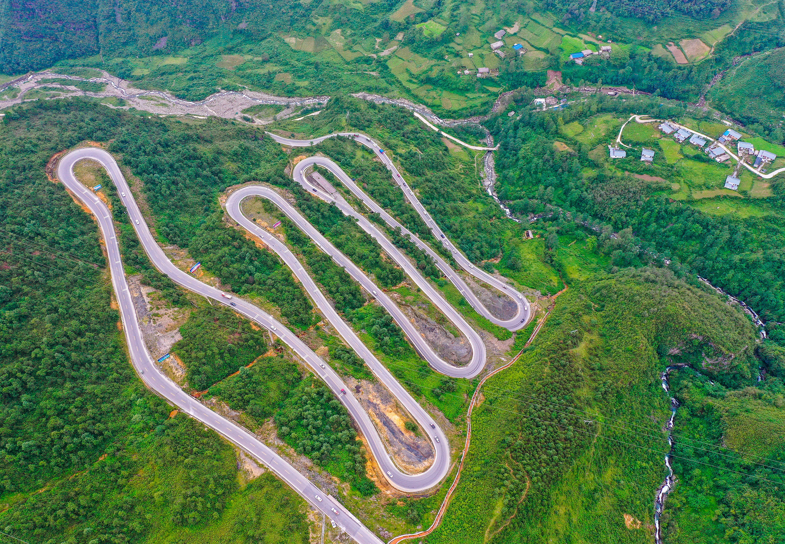 越西縣大瑞鄉的盤山公路.胡小平 攝