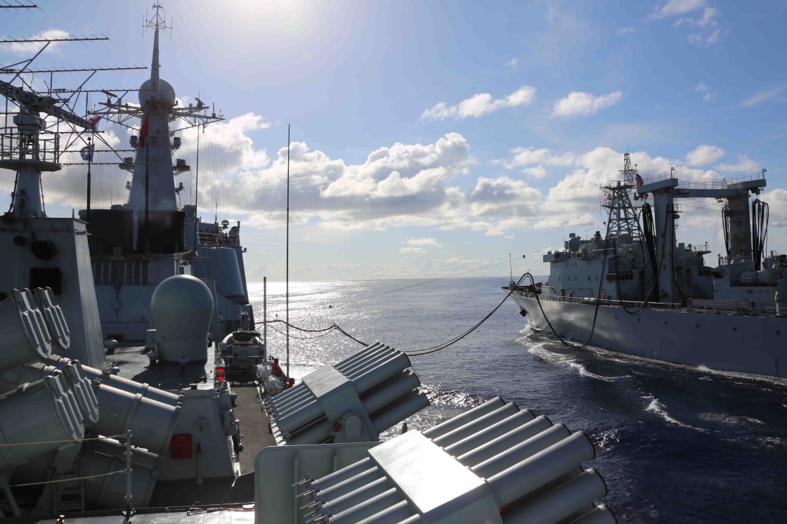 中国海军远航访问编队在印度洋展开实弹演练