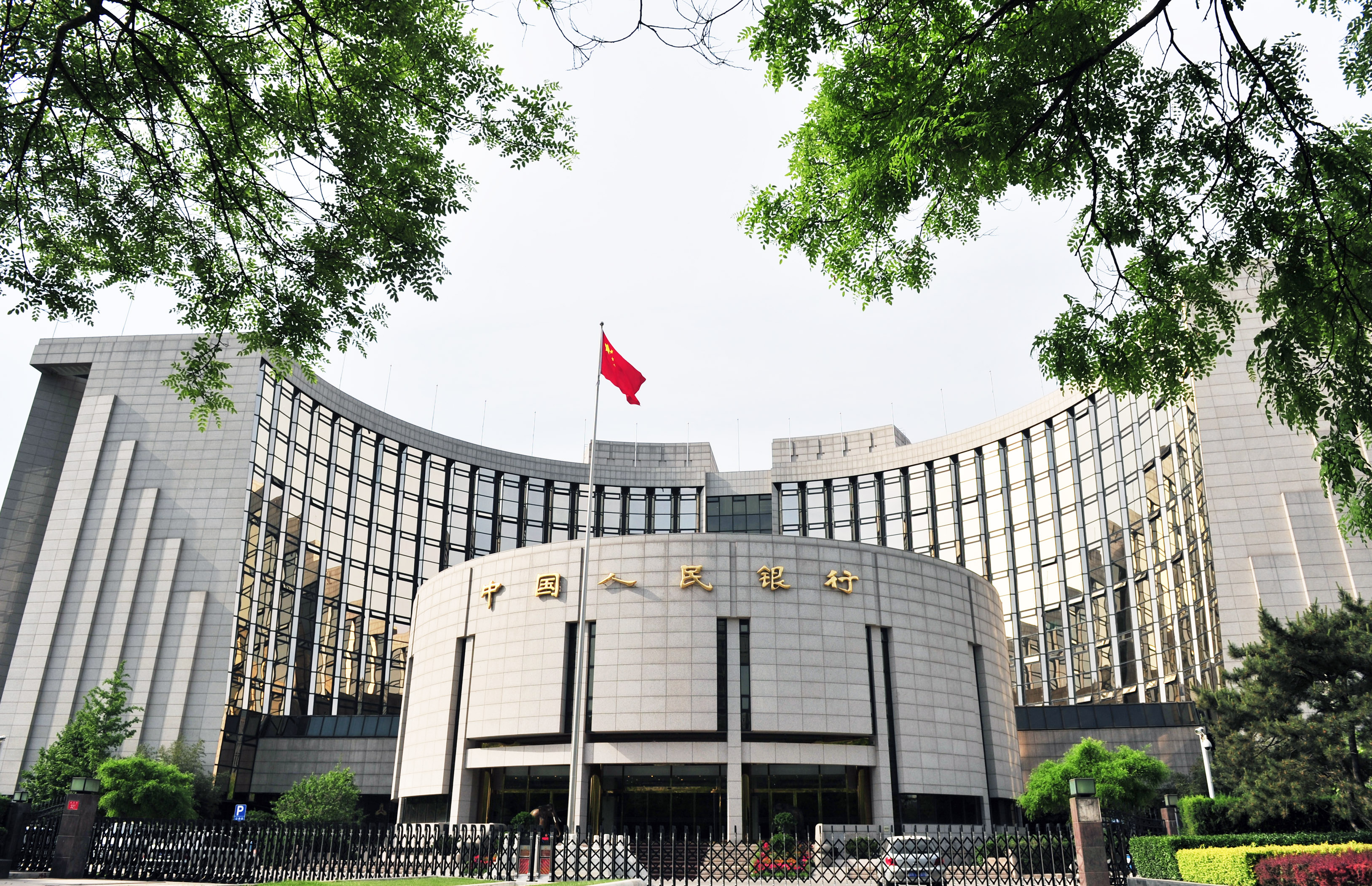 央行开展7000亿元买断式逆回购操作