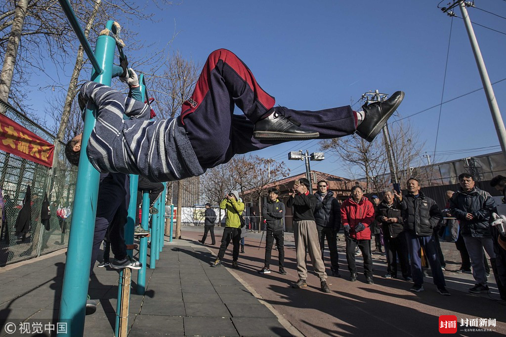双击666 大爷以"杠"会友斗绝活