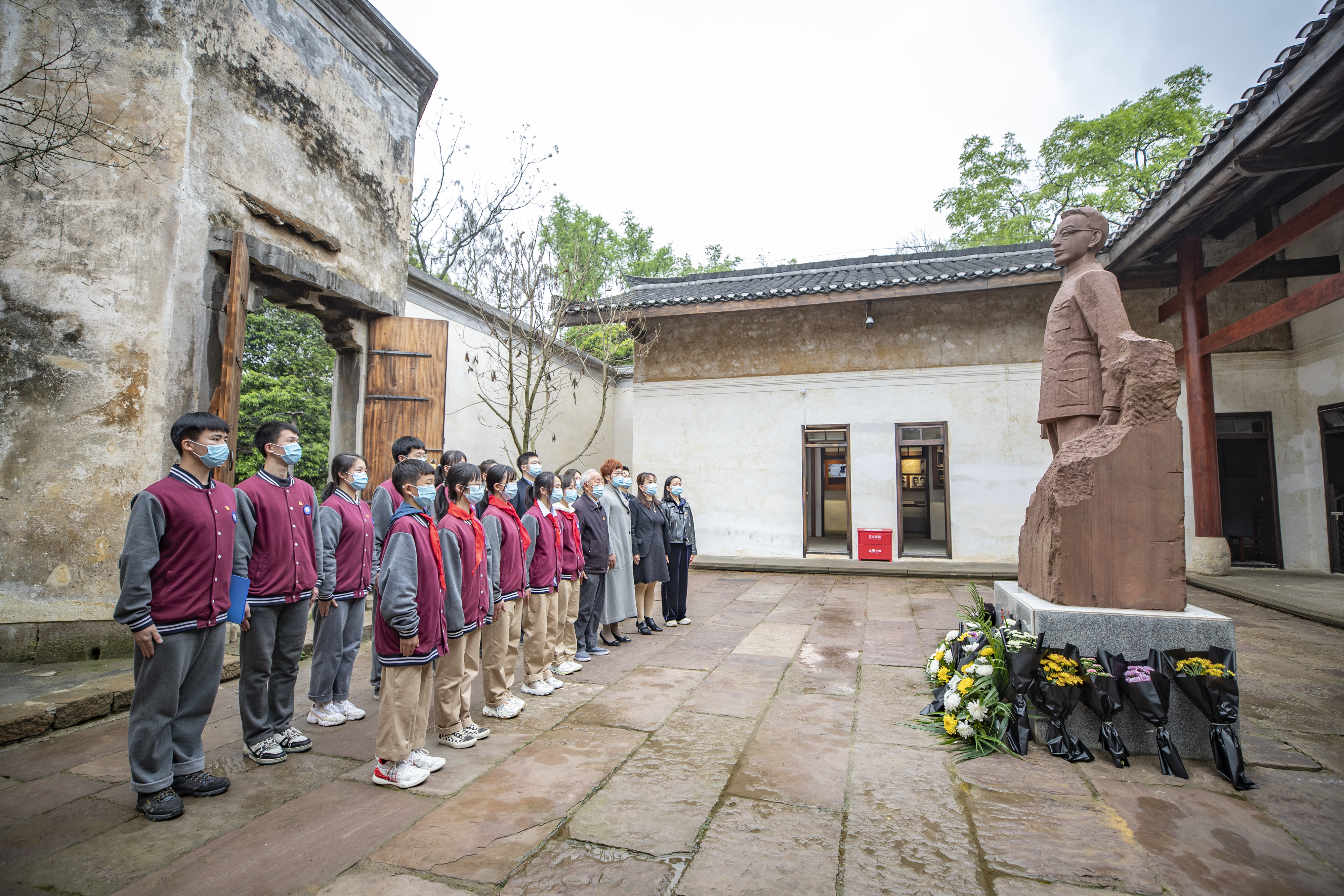 重庆市广益中学校的师生代表们来到位于重庆南岸区南山山腰的王朴烈士