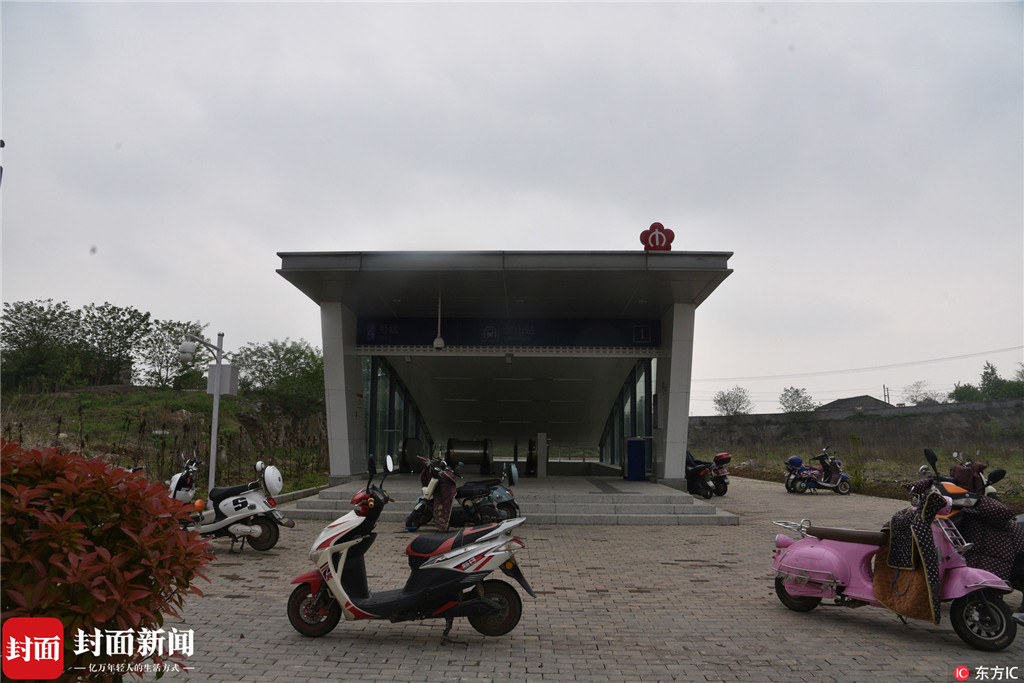 灵山站有3个出站口,目前已开放2个.周边没有柏油马路,只有一条小路.