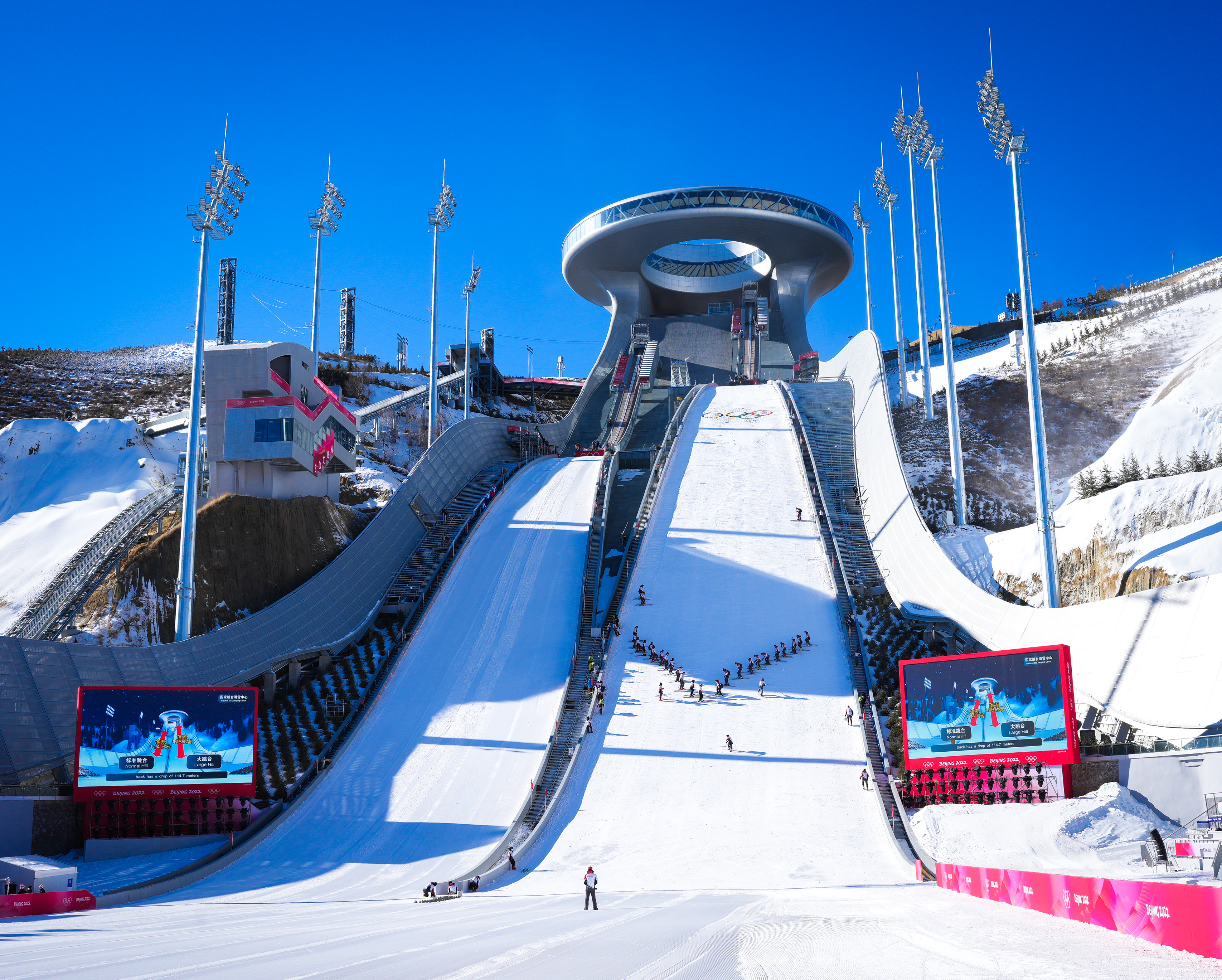 北京冬奥会跳台滑雪跳台滑雪官方首练众星点赞雪如意
