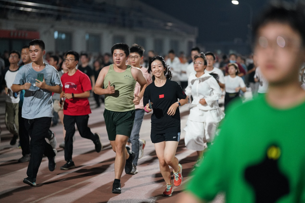 北大"夜奔"活动掀起校园主题音乐夜跑热潮 - 封面新闻