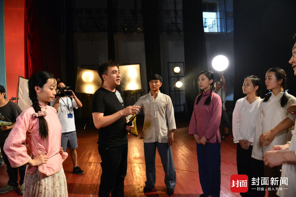 封面新闻记者探班笑里藏刀要拍成川版霸王别姬