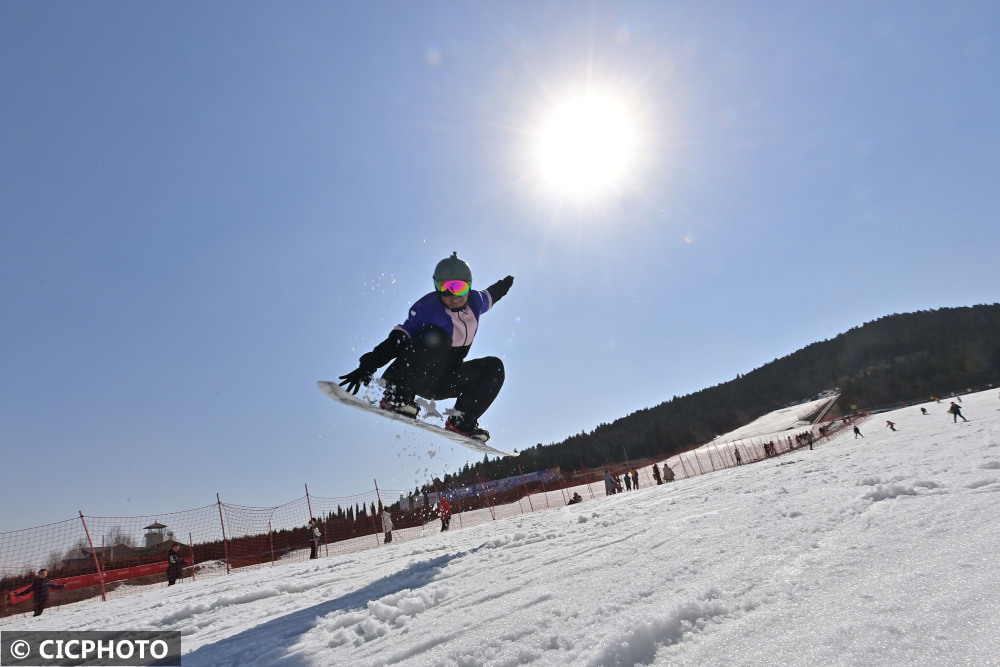 2022年2月26日,游客在山东省青州市一家滑雪场滑雪.