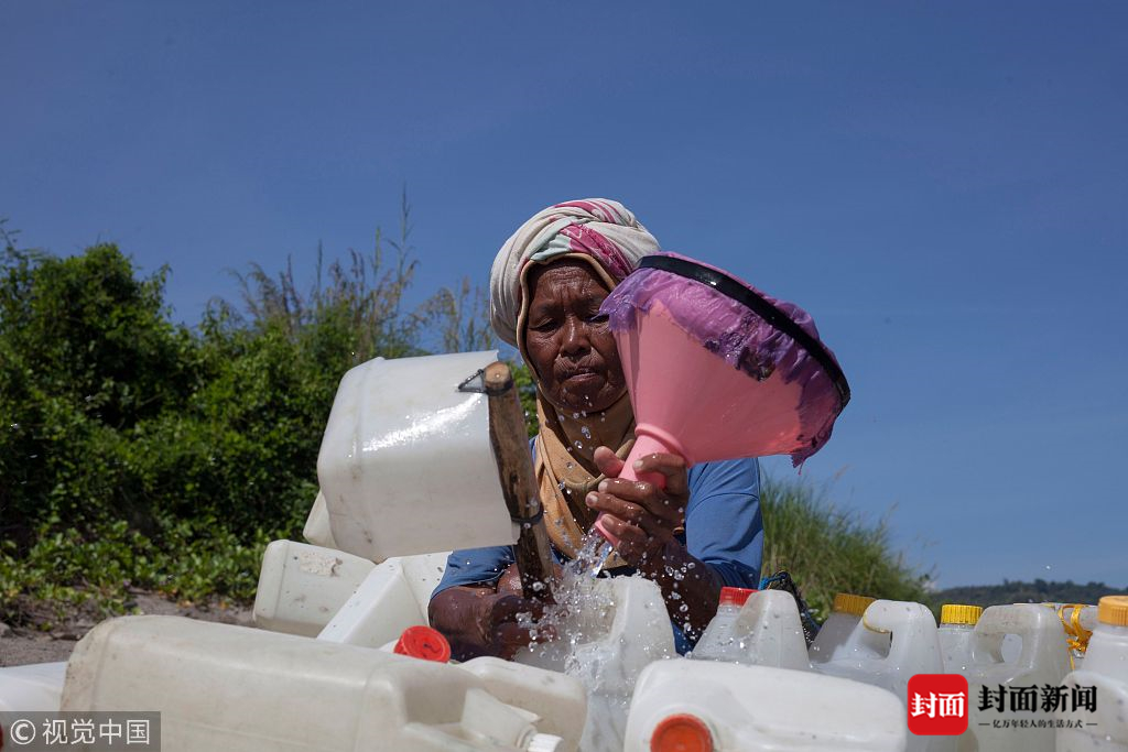 印尼用水难 女子每天背200个空壶逆流而上打干