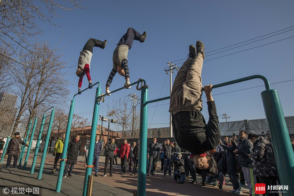 双击666 大爷以"杠"会友斗绝活